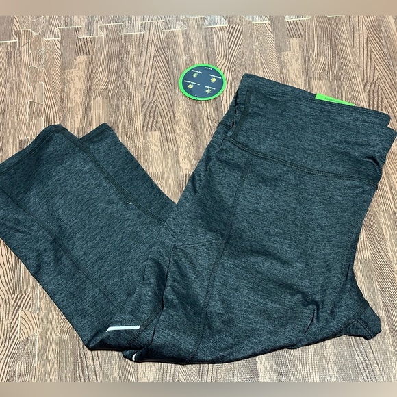 Xersion Performance Capri Mid Rise - Picture 2 of 5